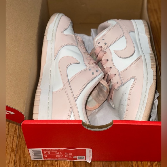 Women’s Nike dunk low sail/ orange pearl lightly worn - Picture 2 of 7